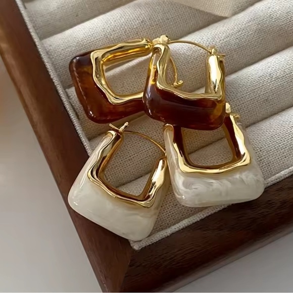 Minimalist Brown Gold Earrings - Picture 3 of 5